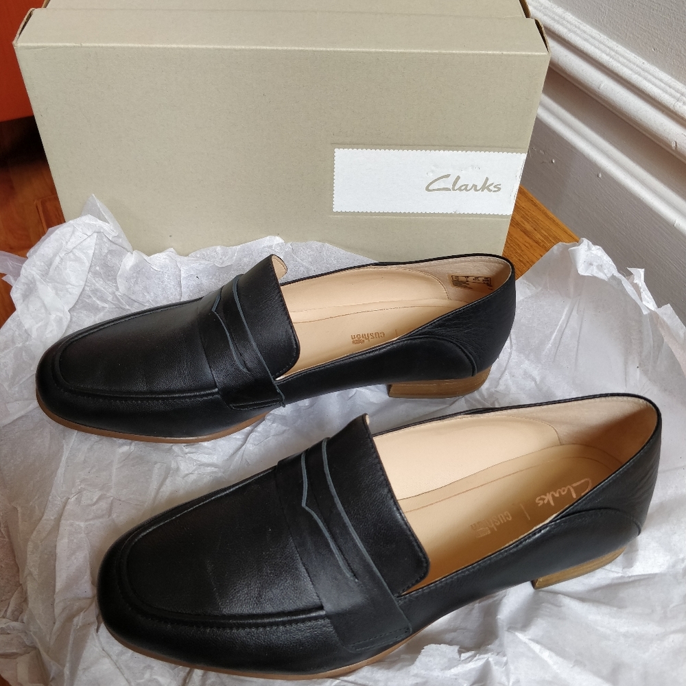 Clarks, sz 7, soft black leather loafers